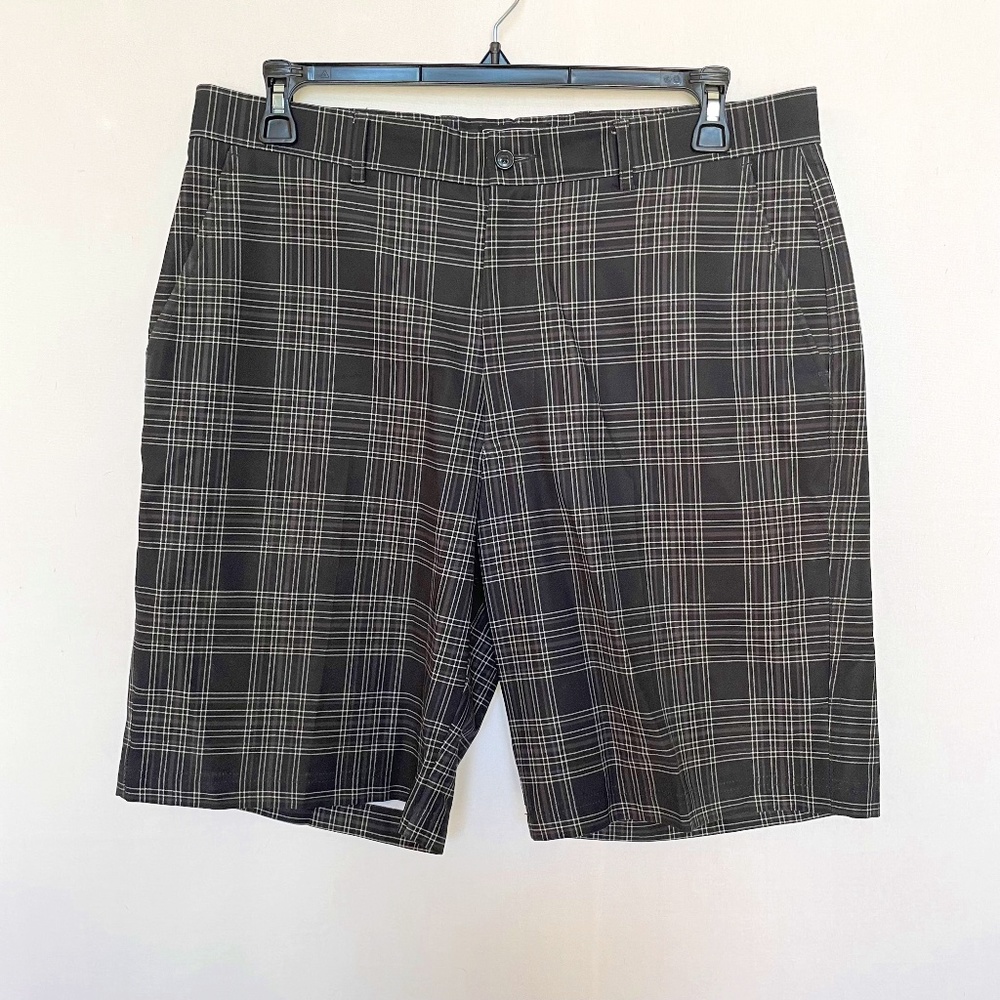 KIRKLAND SIGNATURE Mens Sz 36 Flat Front Golf Shorts Black Gray White Plaid